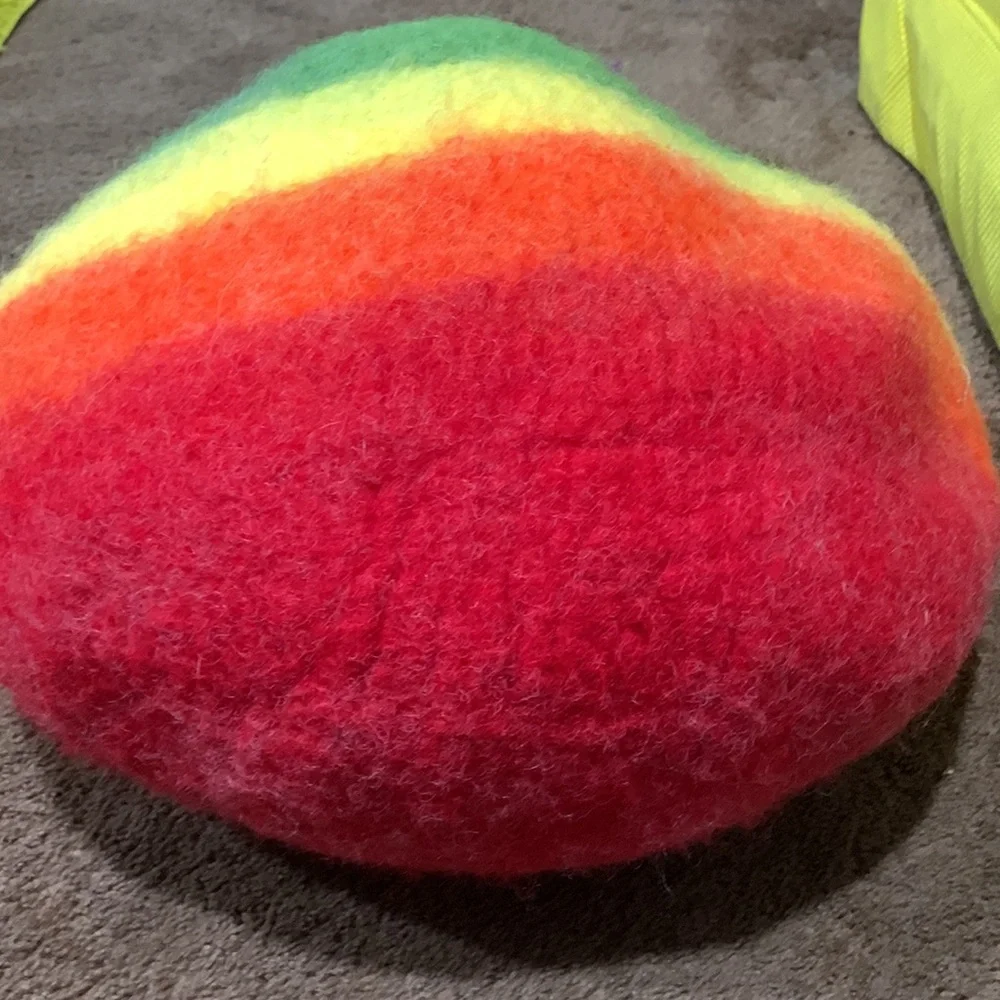 Wow look at this a Beautiful wool cat Cave that’s rite a cat cave!!!